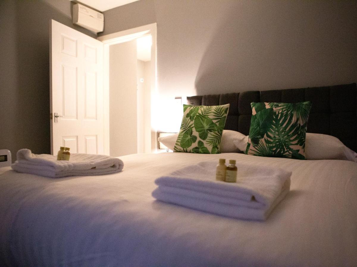 The Gathering @ Liver House - Hot Tub - Near Liverpool - Sleeps Up To 20 Birkenhead Bagian luar foto